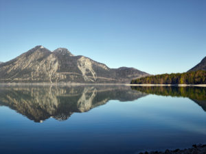 Walchensee, Blick vom Ostufer nach Westen auf den Herzogstand Walchensee, Blick vom Ostufer nach Westen auf den Herzogstand